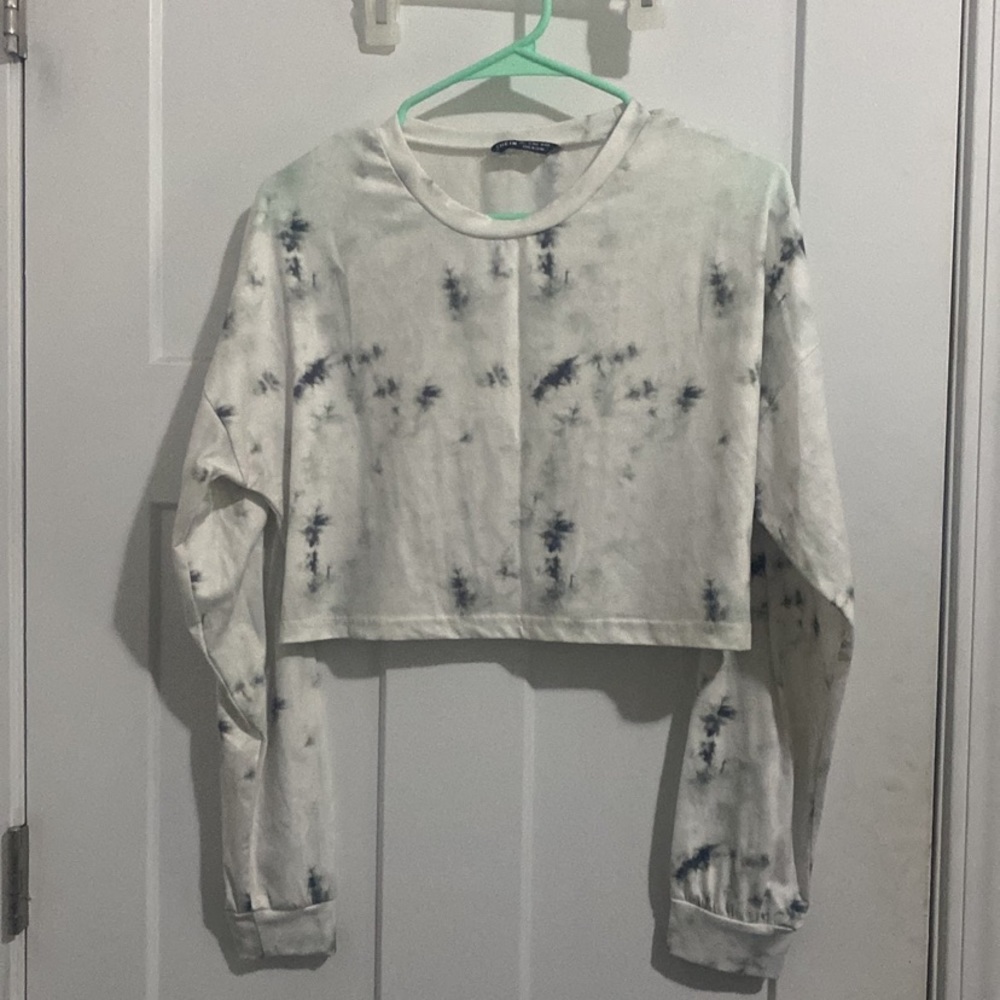 Crop top sweat shirt.
White and black Clouded tie-dye style. Large.